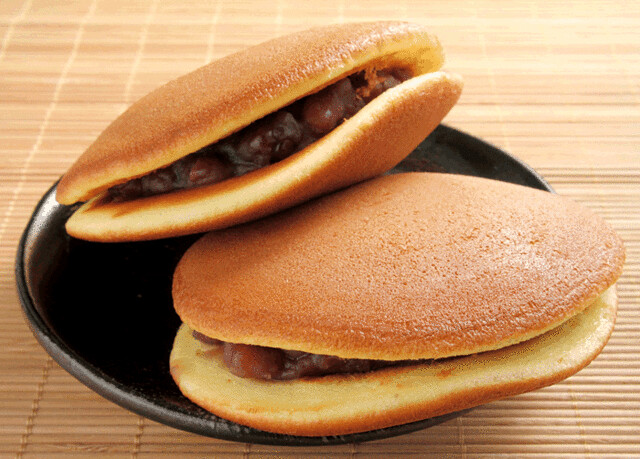 Dorayaki is a popular and best Japanese snack in Japan for souvenirs. It should be eaten as fast as possible because it expires quickly.