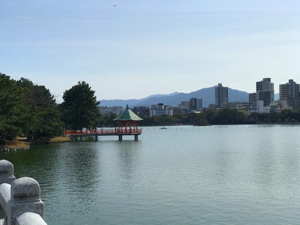 Ohori Park is a big park in the city of Fukuoka. This place is for everyone who wants to take a break from the bustle of the city.