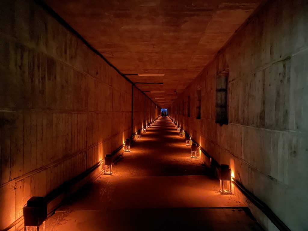 The dimmed halls. One of the exhibits at Mifuneyama Rakuen.